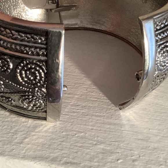 Vintage Large Silver Textured Bangle Brace… - Picture 8 of 8